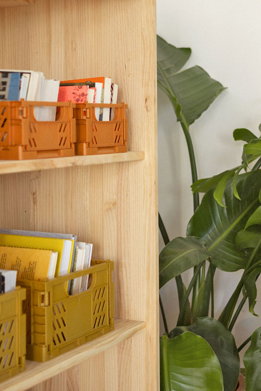 Imagen de ambiente 4 para:Armario bajo de madera natural con estantería